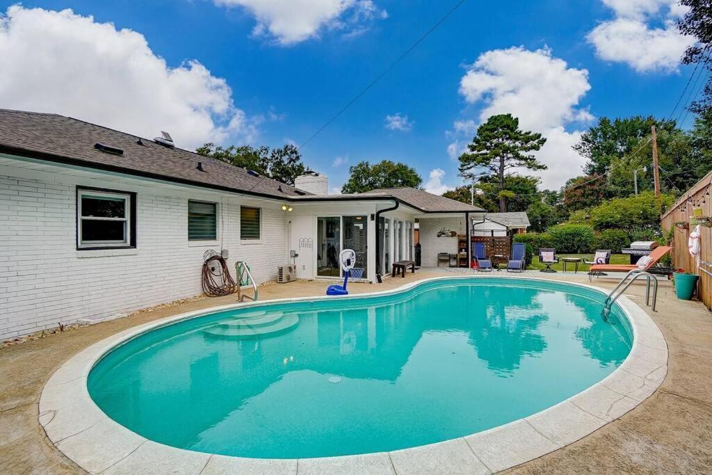 Poolside Bungalow With Fire Pit Fun And King Suite Charlotte Ngoại thất bức ảnh