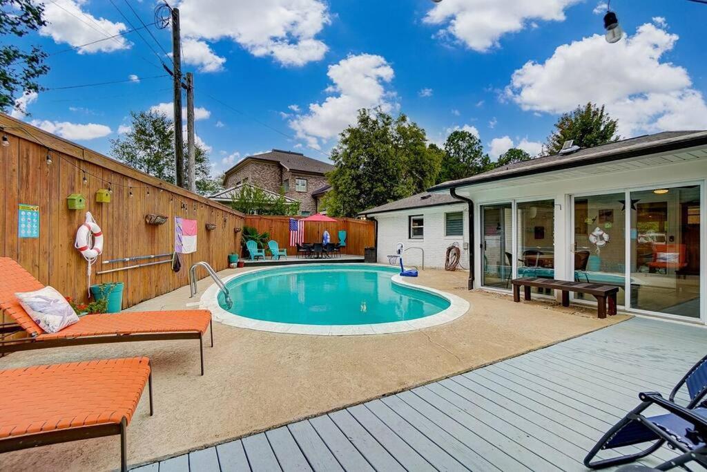 Poolside Bungalow With Fire Pit Fun And King Suite Charlotte Ngoại thất bức ảnh