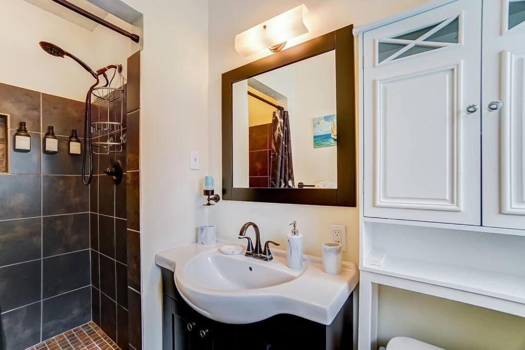 Poolside Bungalow With Fire Pit Fun And King Suite Charlotte Ngoại thất bức ảnh