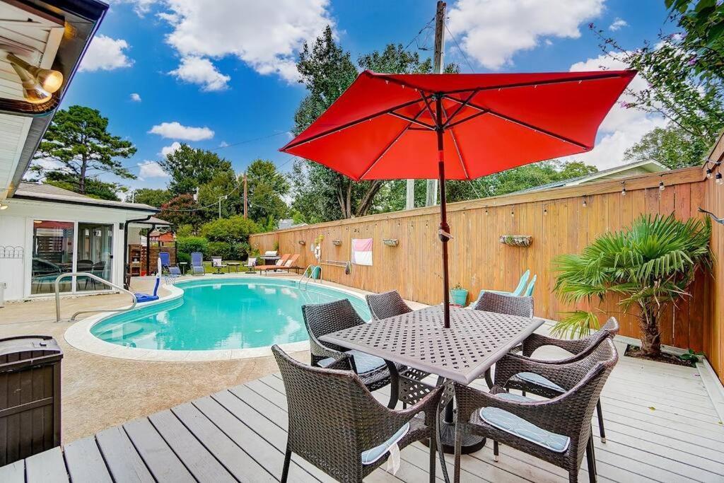 Poolside Bungalow With Fire Pit Fun And King Suite Charlotte Ngoại thất bức ảnh